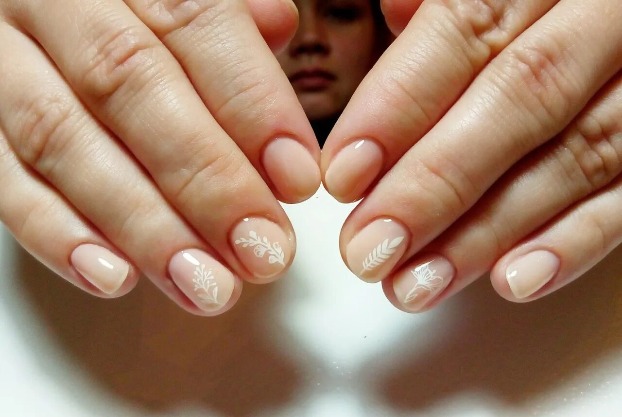 нюд на короткие ногти. маникюр в нюдовых оттенках. гель лак нюд 2022. нюдовый маникюр. фото маникюра нюд на короткие ногти.