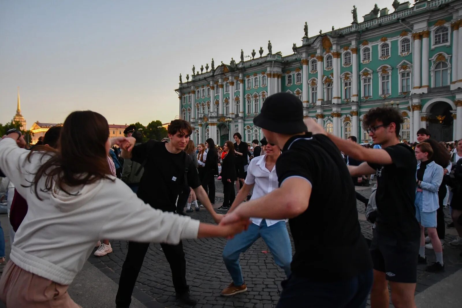 12 июня санкт петербурга. Выпускной Алые паруса 2022 в Санкт-Петербурге. Школьники Санкт Петербурга. Алые паруса в Питере 2022. Алые паруса выпускники Санкт Петербург 2022.