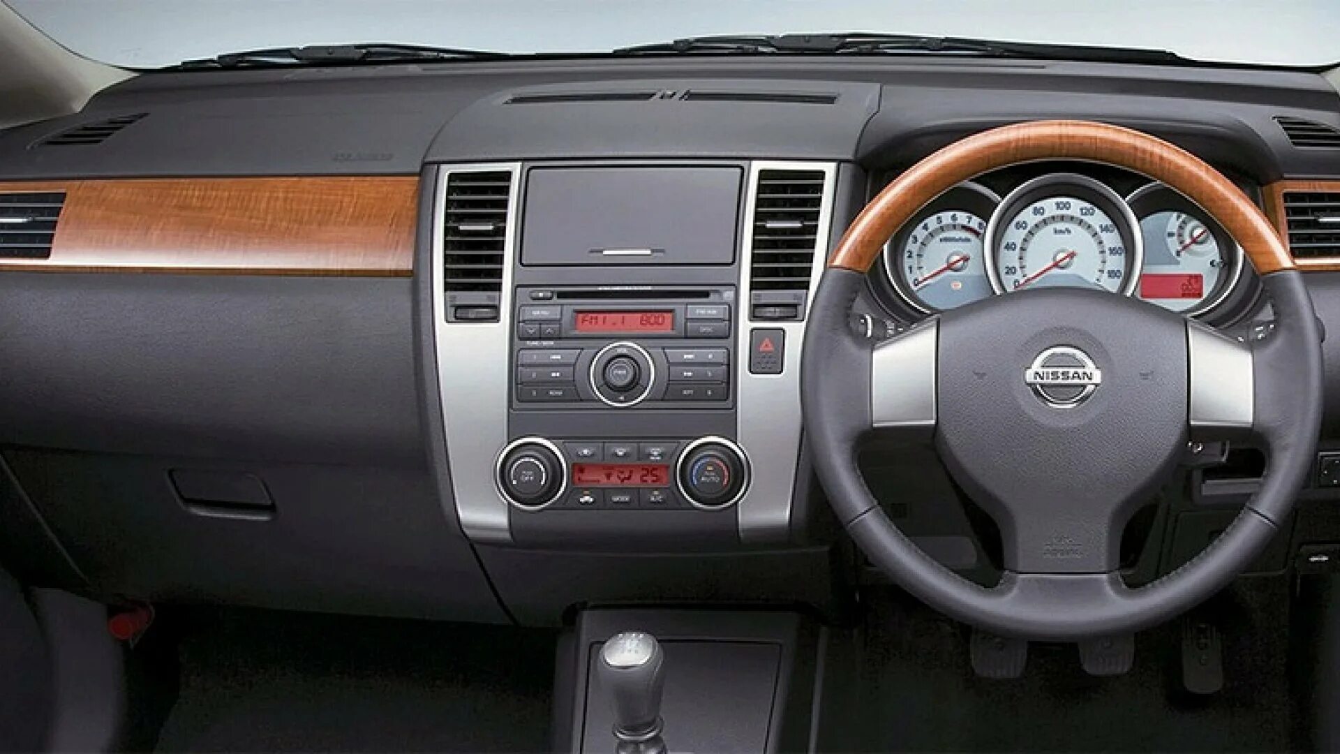 Торпеда nissan tiida. Тиида 2010 салон. Nissan tiida 2008 седан салон. Торпеды ниссан тиида. Торпедо nissan tiida 2008.