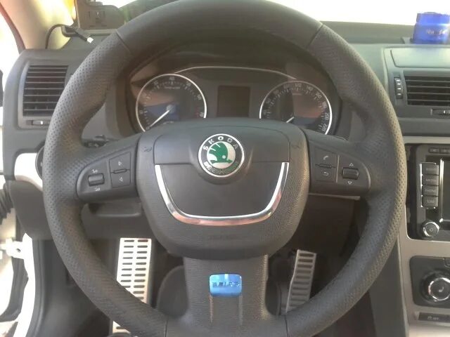 Шкода красный руль. Шкода красный руль. Накладки на подрулевые лепестки skoda. Рапид 2023 руль. Пластиковые накладки на руль шкода.