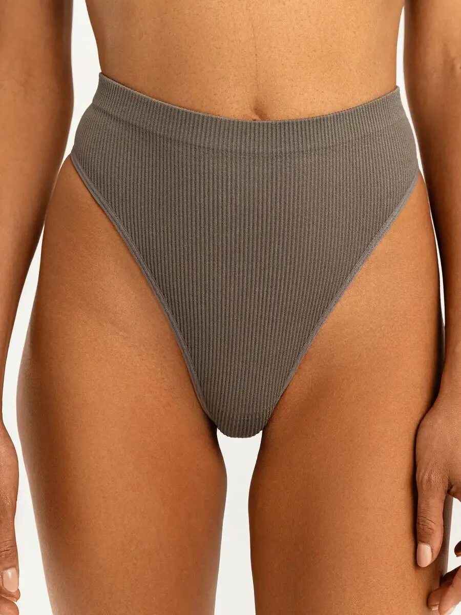 Стринги с высокой посадкой. Купальник с высоким вырезом. Бесшовные стринги фото. Девушки высоких стрингах. Девушки высоких стрингах.