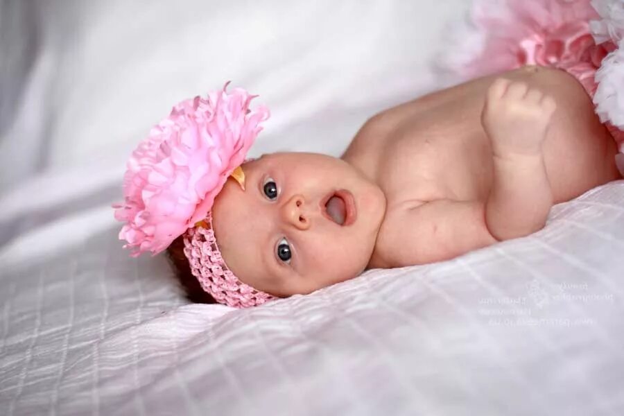 Поздравление с рождением ребенка. С рождением доченьки. Новорожденный ребенок. Аист несет ребенка. Зебренок новорожденный.