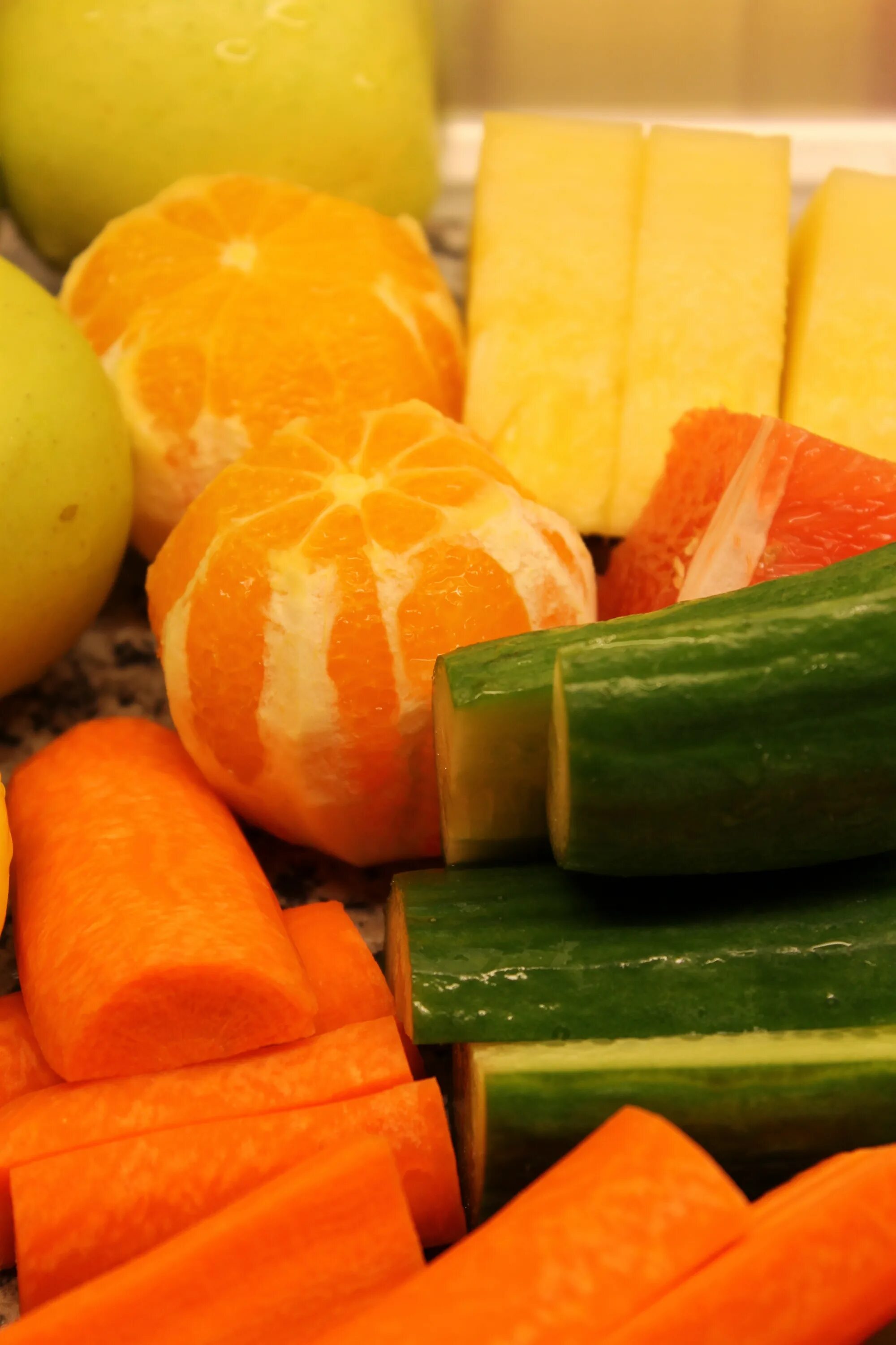 Можно сок овощи. Овощи и фрукты. Оранжевые фрукты и овощи. Фрукты овощи соки. Сок с овощами.