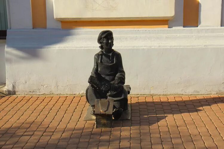 Ул рождественская нижний новгород памятник. Скульптура чистильщик обуви нижний новгород. Улица большая покровская нижний новгород памятники. Скульптура городовой нижний новгород. Памятник чистильщику обуви в нижнем новгороде.