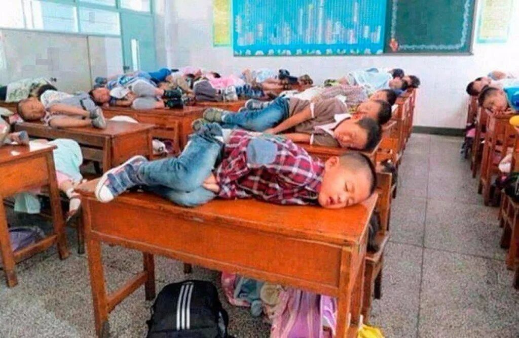Китайские дети спят в школе. Китайские школьники спят на партах. Тихий час в китайской школе. Дети спят в школе