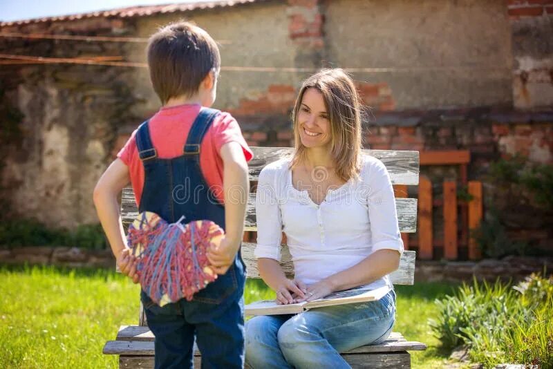 Поставь мальчики мама мальчики. Доброта дети и родители. Родители обучают детей фото детей. Родитель учит добру.