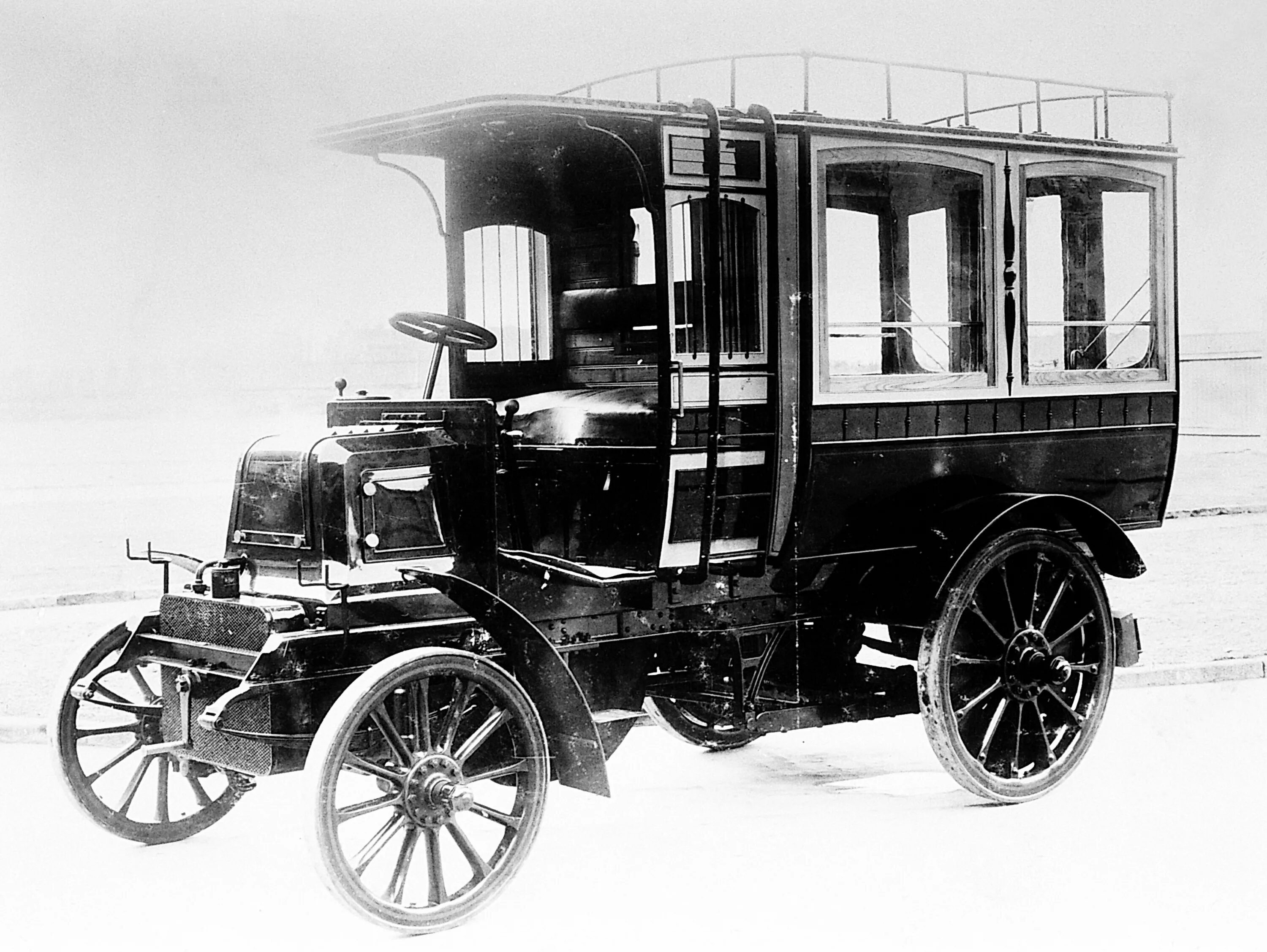 Первые автобусы спб. Даймлер автомобиль 1895. Даймлер Бенц 1903. Mercedes Benz Omnibus 1895. Даймлер Бенц 950.03.