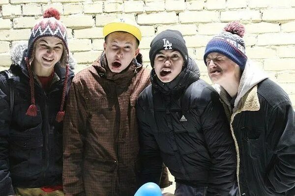 толпа гопников. включи где много пацанов. компания друзей пацанов. включи где много пацанов. включи где много пацанов.