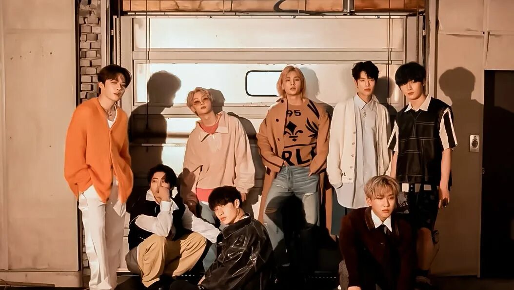 Stray kids имена. Группа stray kids. Макнэ группы stray kids. Группа stray kids 2021. Stray kids 2024.