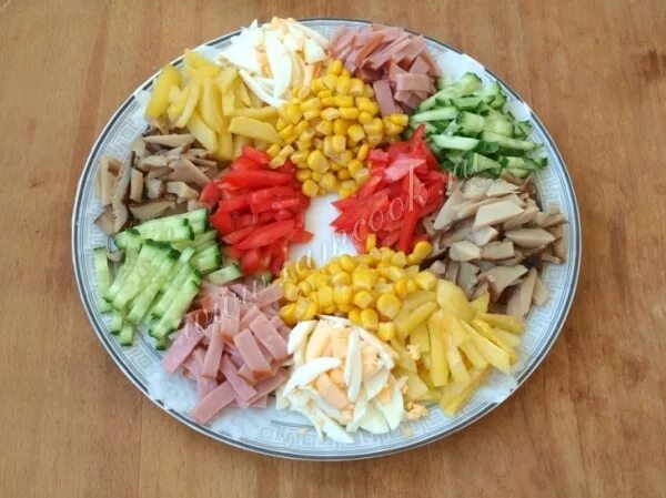Салат радуга. Салат кучками с чипсами. Салат с крабовыми чипсами и кукурузой. Салат радуга морковча. Салат яйцо огурец колбаса сыр.