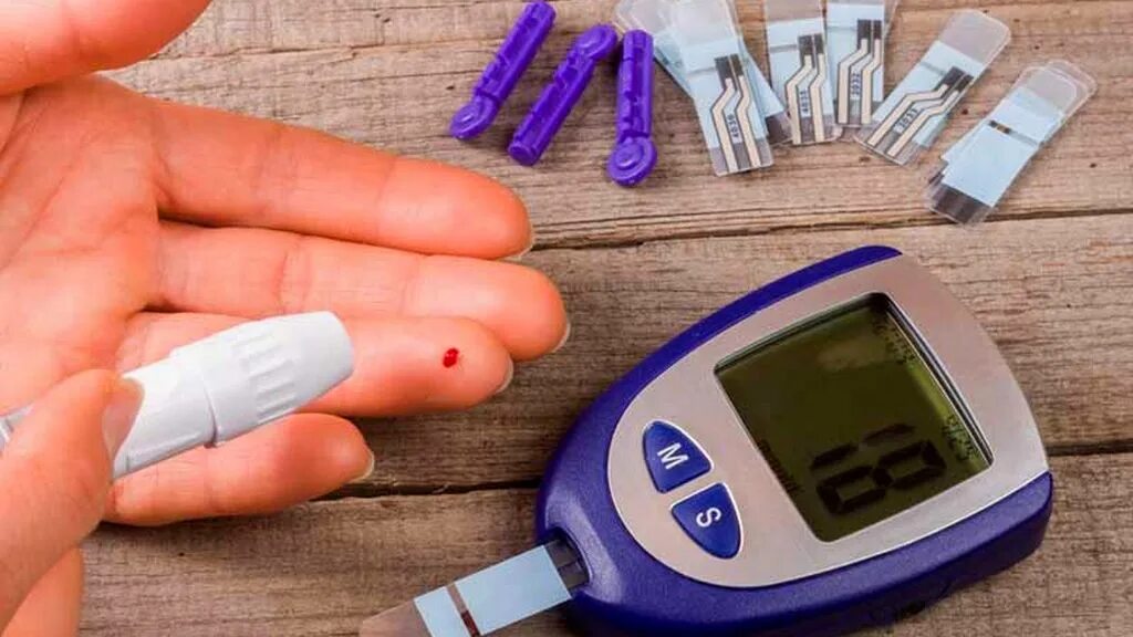 Измерение сахара в крови глюкометром. Глюкометр на сахар на палец. Сахар крови глюкометр. Измерение уровня глюкозы. Измерение сахара глюкометром.