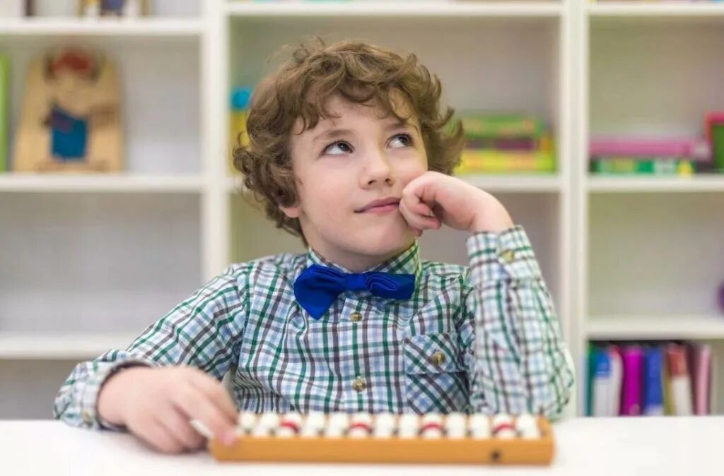 Почему детей считают. Ребенок со счетами. Учимся считать для детей. Ребенок считает в уме. Ребенок считает.