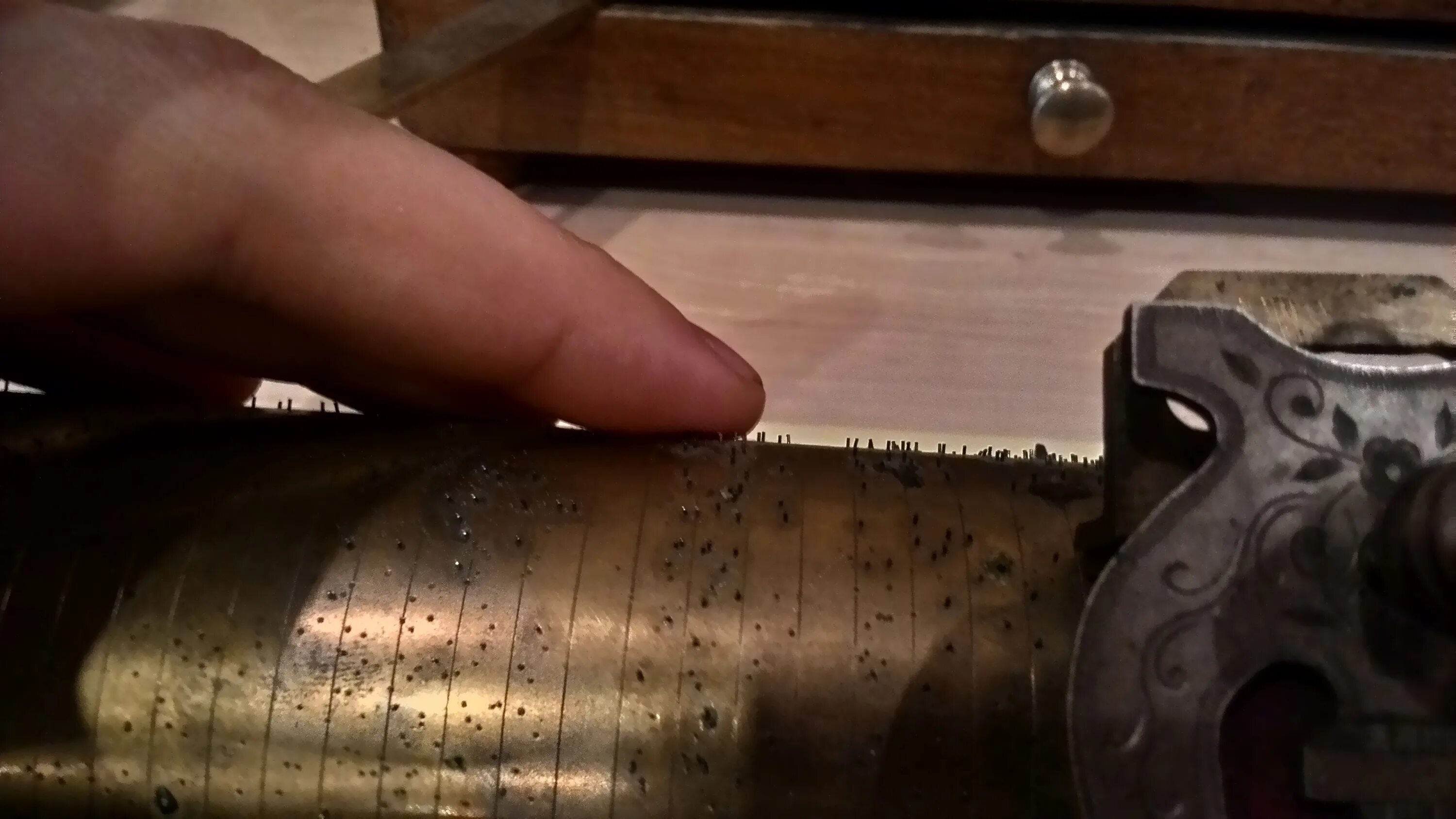 Сверлить чугун сверло. Сверление чугуна. Каким сверлом просверлить чугун. Сверление чугунной трубы. Сверление чугуна.