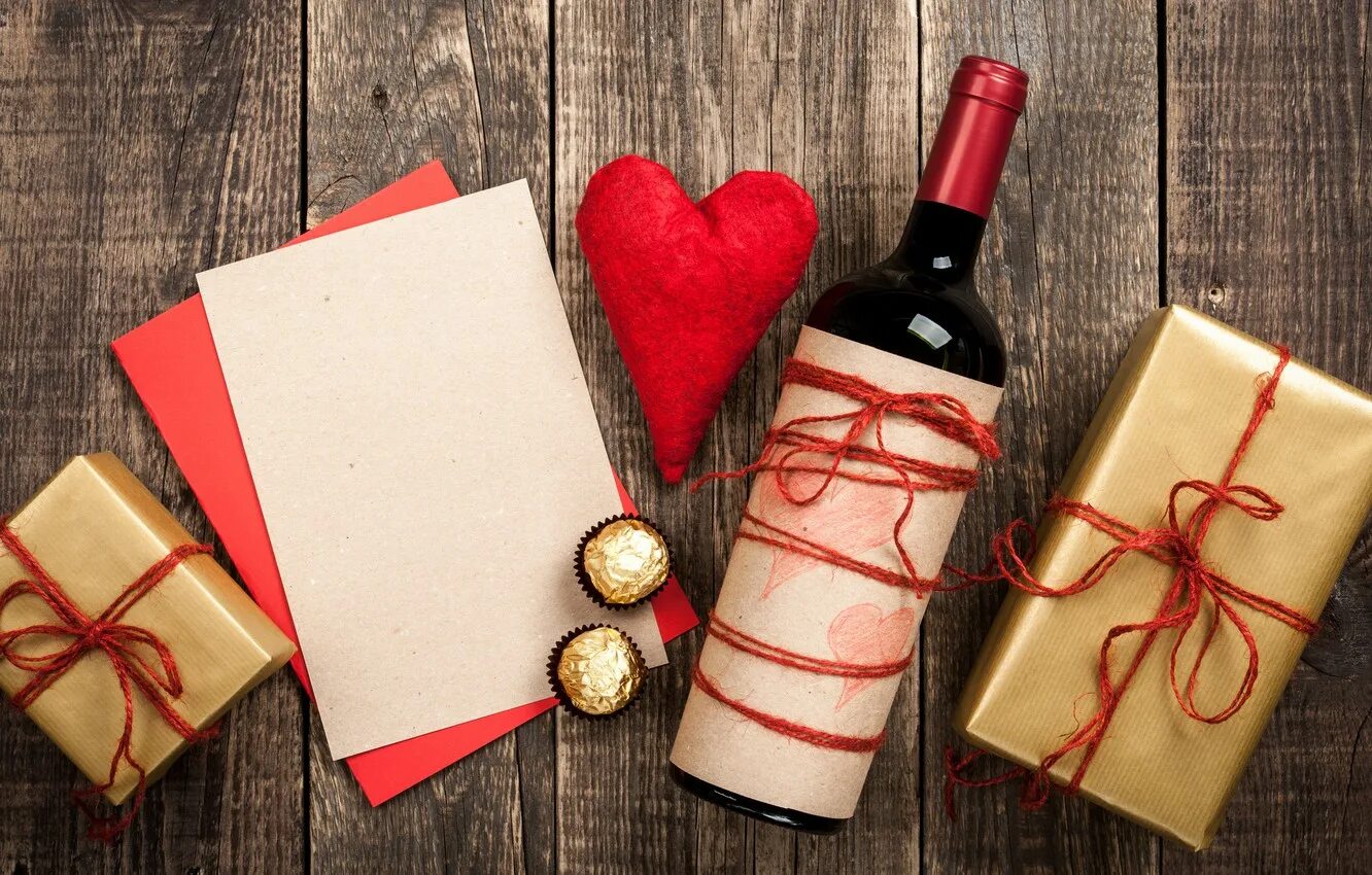 Подарок на столе. Вино в подарок. Бутылочка любовь