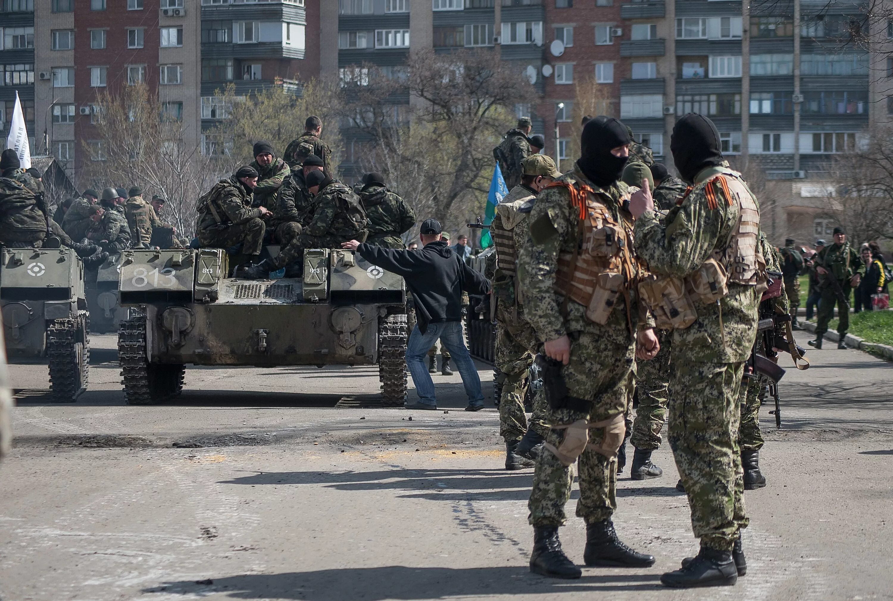 Ополченцы Донбасса Славянск. Ополчение Донбасса Славянск 2014. Ополченцы Донбасса 2014 в Мариуполе. Ополченцы в Славянске 2014 год. Новости часа славянск