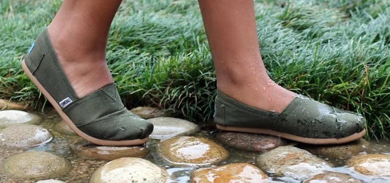 Что делать если обувь маленькая. Летняя непромокаемая обувь. Мокрые туфли. Дачные туфли. Непромокаемый материал обувь.