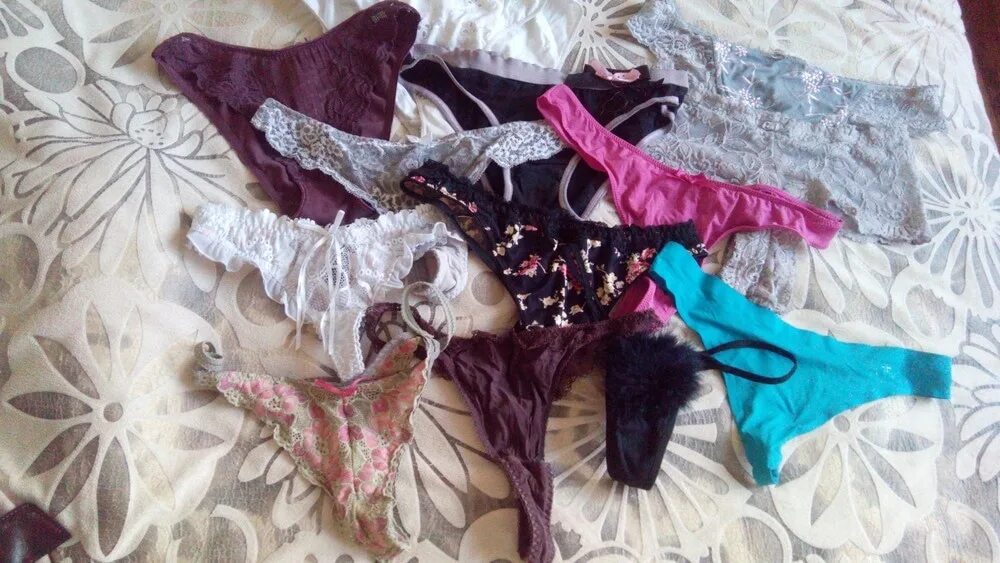 Жена надевает стринги. Жена надевает стринги