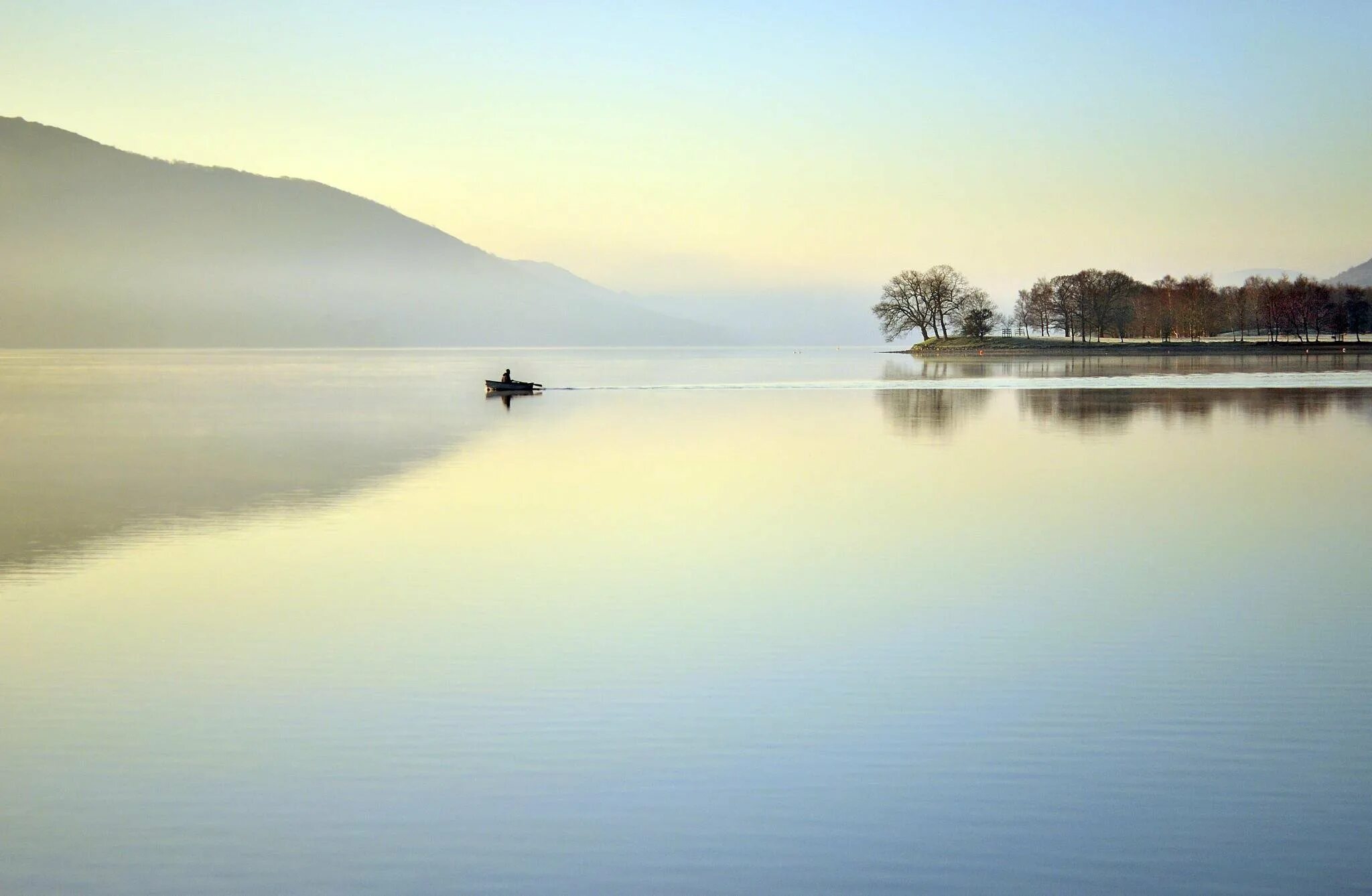 Озеро тихая вода. Озеро Тамбукан. Спокойный пейзаж. Умиротворяющий пейзаж. Водная гладь.
