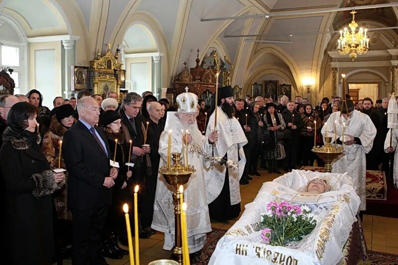 В церкви шло отпевание. Отпевание владыки Антония Падуанского. Храм скорбящих Мичуринский отпевание. Отпевание архиепископа Григория.