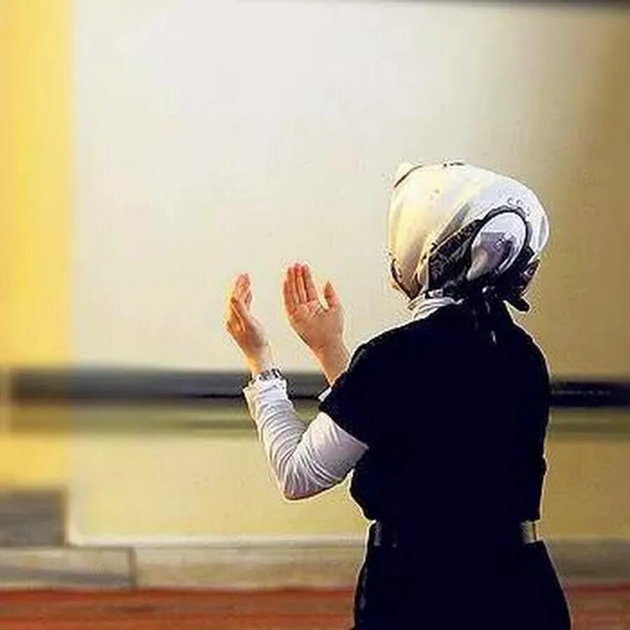 Мусульманское прощение. Дуа фото. Человек молится Аллаху. Молящаяся девушка мусульманка просить прощения. Девушка мусульманка в молитве картинка.