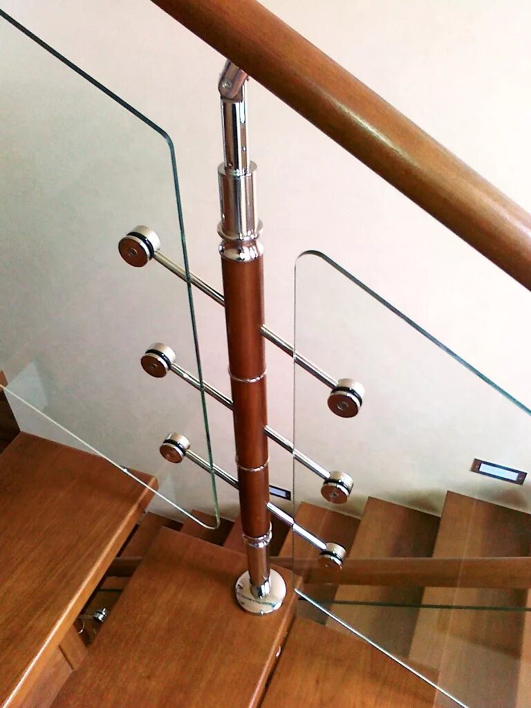 Крепление перил к лестнице. Крепление перил к лестнице. Крепление перил к металлической лестнице. Крепление поручней к лестнице. Крепление перил к лестнице.