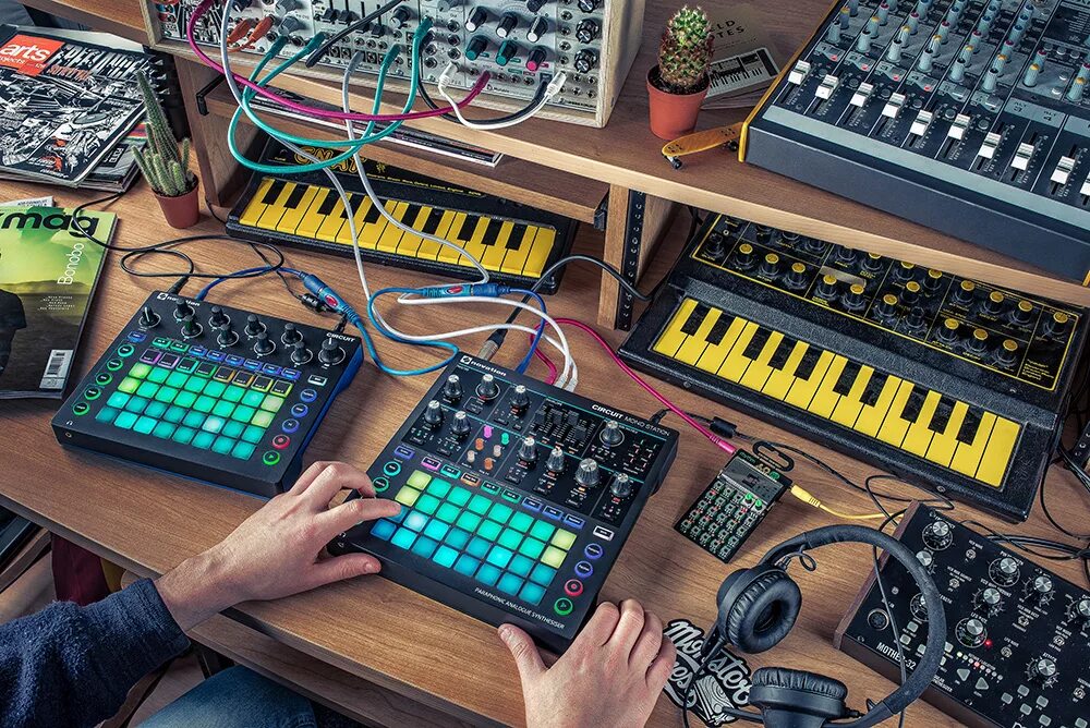 Через звук пульт. Грувбокс Novation circuit. Novation mono Station. Novation circuit mono. Драм-машина Novation circuit.