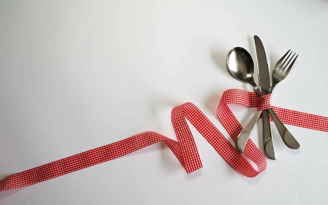 ленты вилка. бант на вилке из ленты. сантиметровая лента. маленький бантик из ленточки. бантик на вилке.