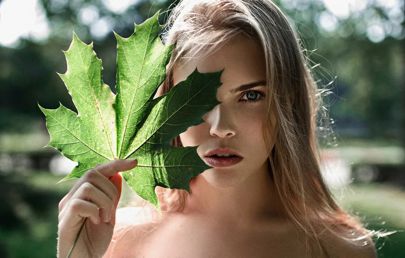 Зеленый рефлекс. Девушка с листом. Девушка с листиком. Девушка в листве. Девушка в листве зеленой.