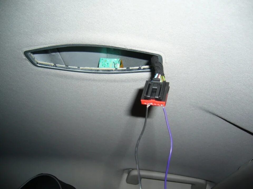 Фокус освещение. Разъем плафона освещения Форд фокус 3. Разъёмы плафона освещения Ford Focus 2. Разъем для плафона багажника Форд фокус 3. Разъем подсветки багажника Focus 3.