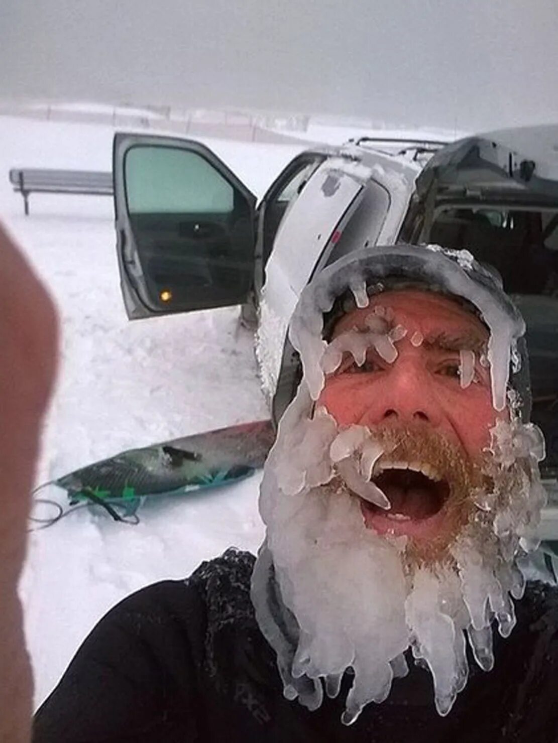 Мужик в снегу. Жан клод ларше. Смешной замерзший человек. Замерз прикол. Девушка с замерзшими ресницами.