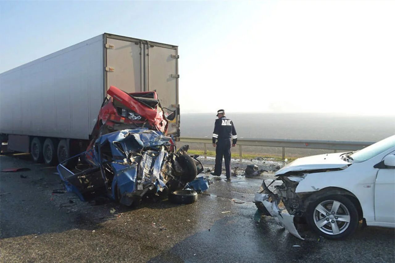 Происшествие край. Дтп трасса дон м4 краснодарский край. авария на м4 дон краснодарский край. трасса м4 краснодарский край происшествия. авария в выселковском районе на трассе м4.