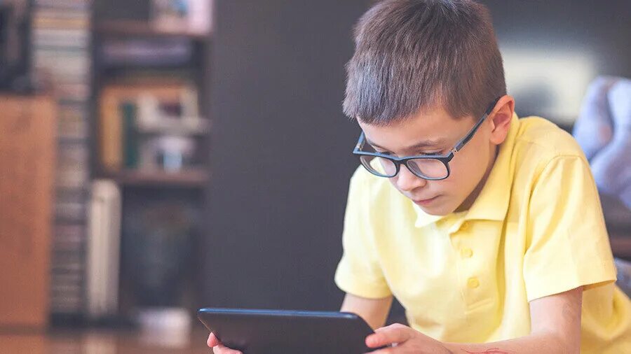 Дети портятся от телефона. Ребенок ломает игрушки. Игрушечный телефон для детей. Дети портятся от телефона. Современный человек с гаджетами.