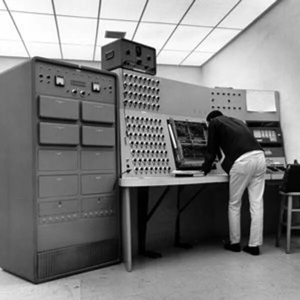 Компьютер ЭВМ. Шкафы первых компьютеров. Первый в мире аналоговый компьютер. ЭВМ 50 годов.
