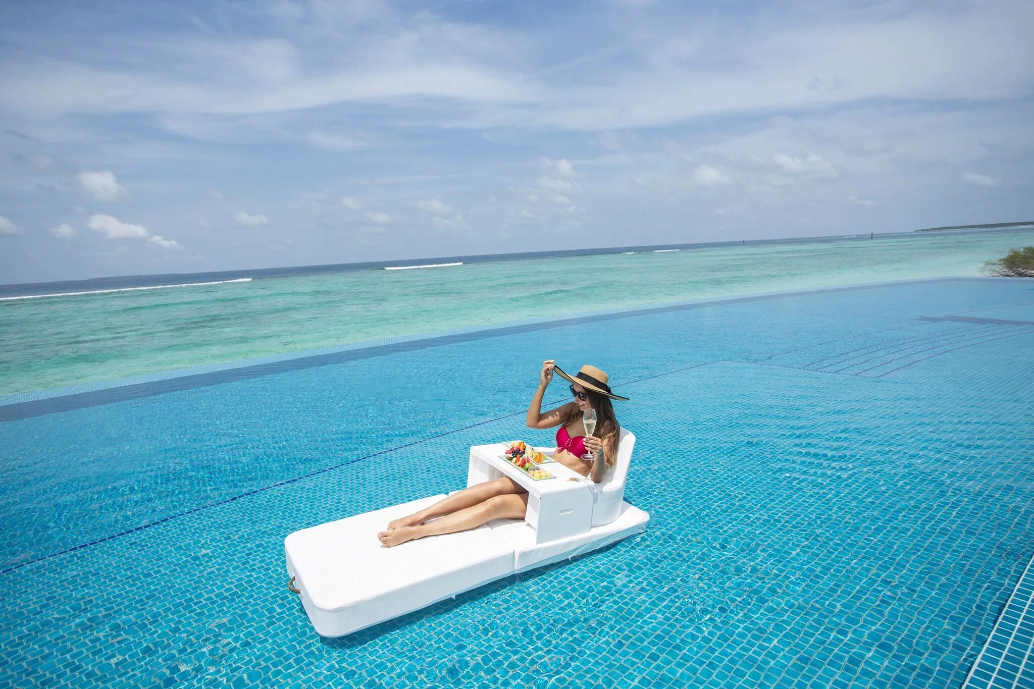 Лучшие туры 2023. Мальдивы Hideaway Beach Resort. Floating Breakfast на Мальдивах. Мальдивы релакс. Завтрак на Мальдивах.