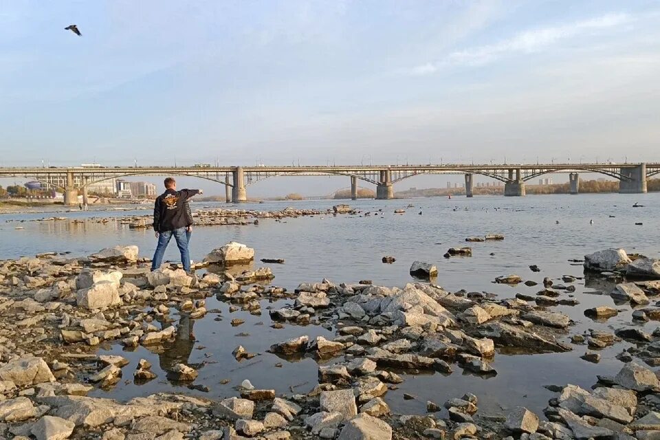 Обь уровень воды. Обь обмелела в Новосибирске. Обмелела Обь в Новосибирске 2022 года. Обмелевший Нил. Темза обмелела 2022.