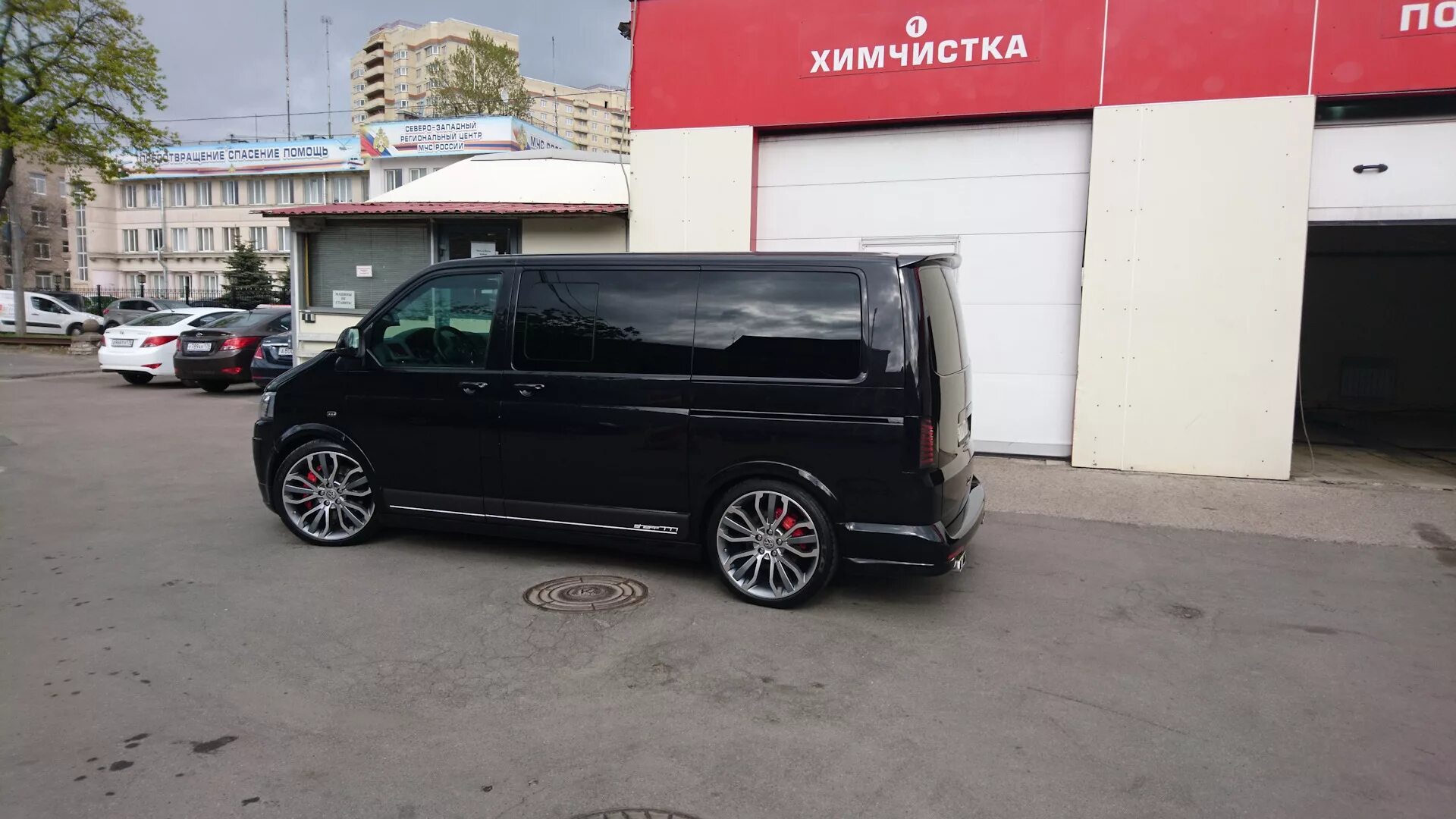 Диски транспортер т5. Фольксваген т5 на r19. Volkswagen Caravelle т5 r19 колеса. Иски Volkswagen Caravelle t5/t6 blackgroove. VW Caravelle t6.5 Tuning.