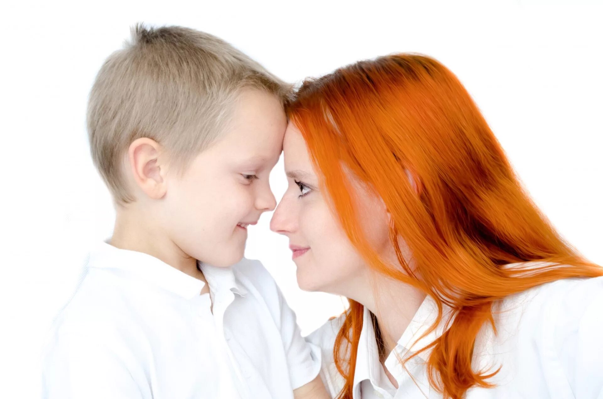 Мамы и сын волосы. Женщина с сыном. Рыжая с сыном. Доверительные отношения с ребенком. Объятия мамы и сына.