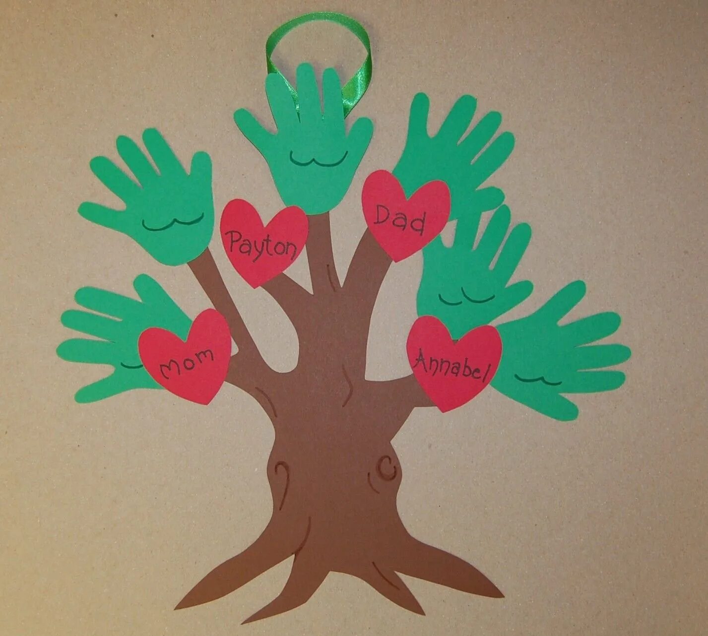 Поделка в школу год семьи. Семейное дерево своими руками. Дерево из ладошек. Аппликация дерево. Аппликация ко Дню семьи.