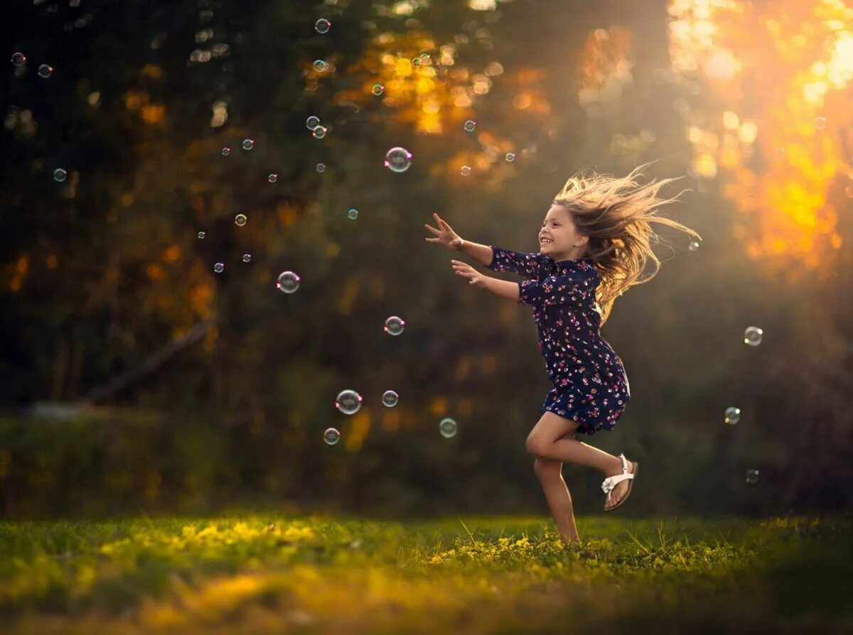 Дети радуются. Девочка в прыжке. Девочка бежит. Радости и счастья.