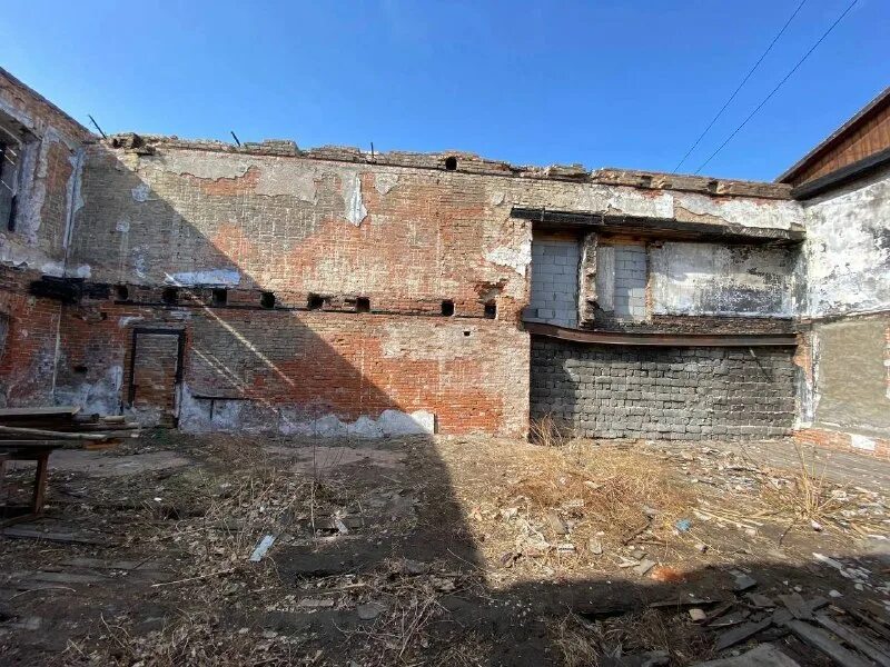 хохрякова, 97. дом в городе. городских домов мы прятались. парень на крыше ночью. дом на крыше.