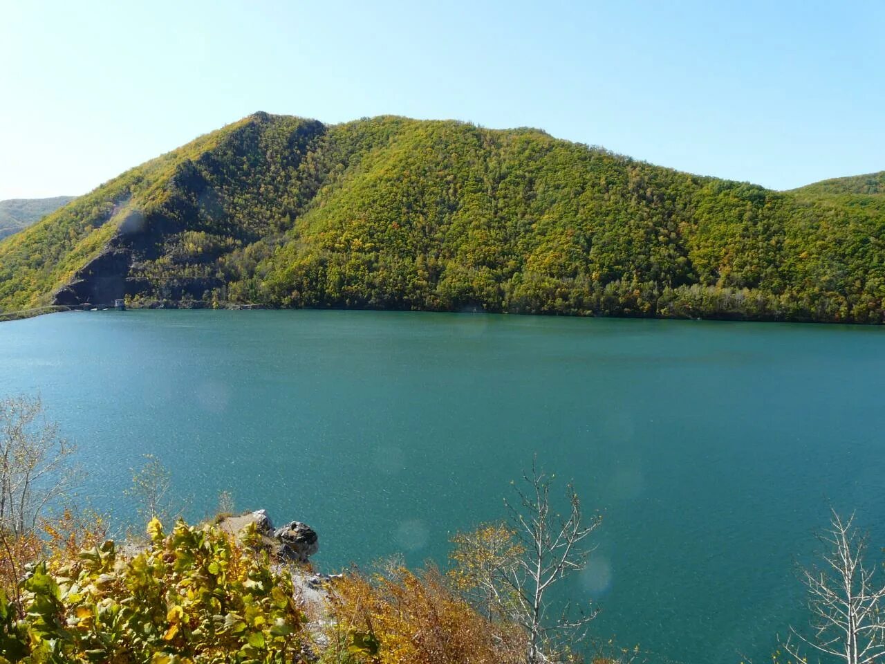 Многоудобное приморский край. Многоудобное водохранилище Приморский край. Дальнегорск водохранилище. Горбушинское водохранилище. Озеро Артемовское Приморский край.