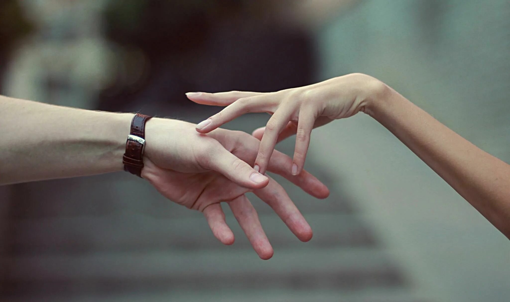Рука девушки. Касание рук. Прикосновение рук. Красивые женские руки. Грациозные руки