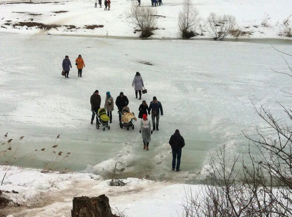 Переходят реку по льду. Люди зимой на реке. Река зимой. Пруд зимой лед.