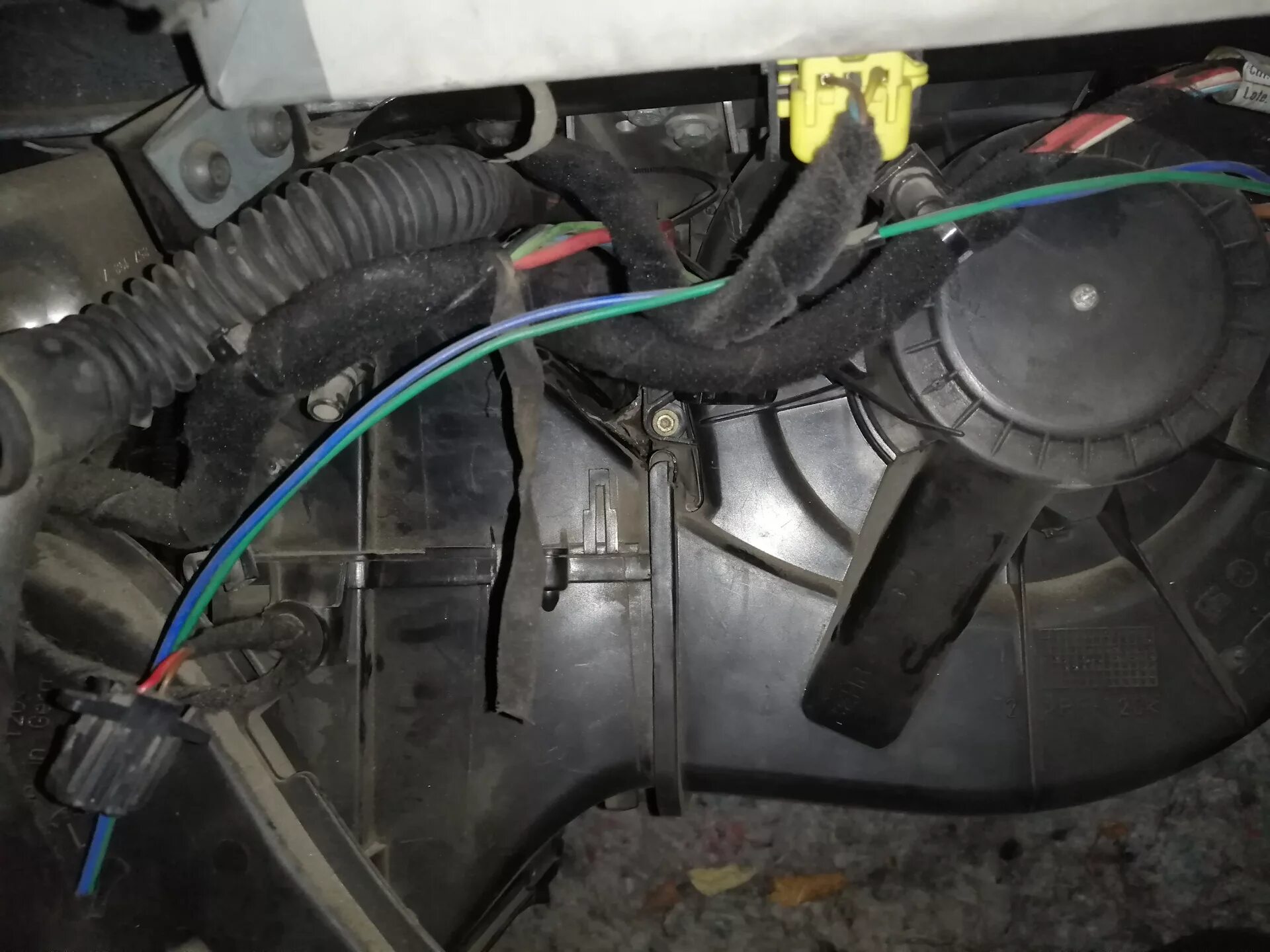 Реостат электромотора отопителя урал 32552. Где стоит реостат печки. Реостат отопителя lifan x60. Кран печки ниссан альмера n16. Где стоит реостат печки.