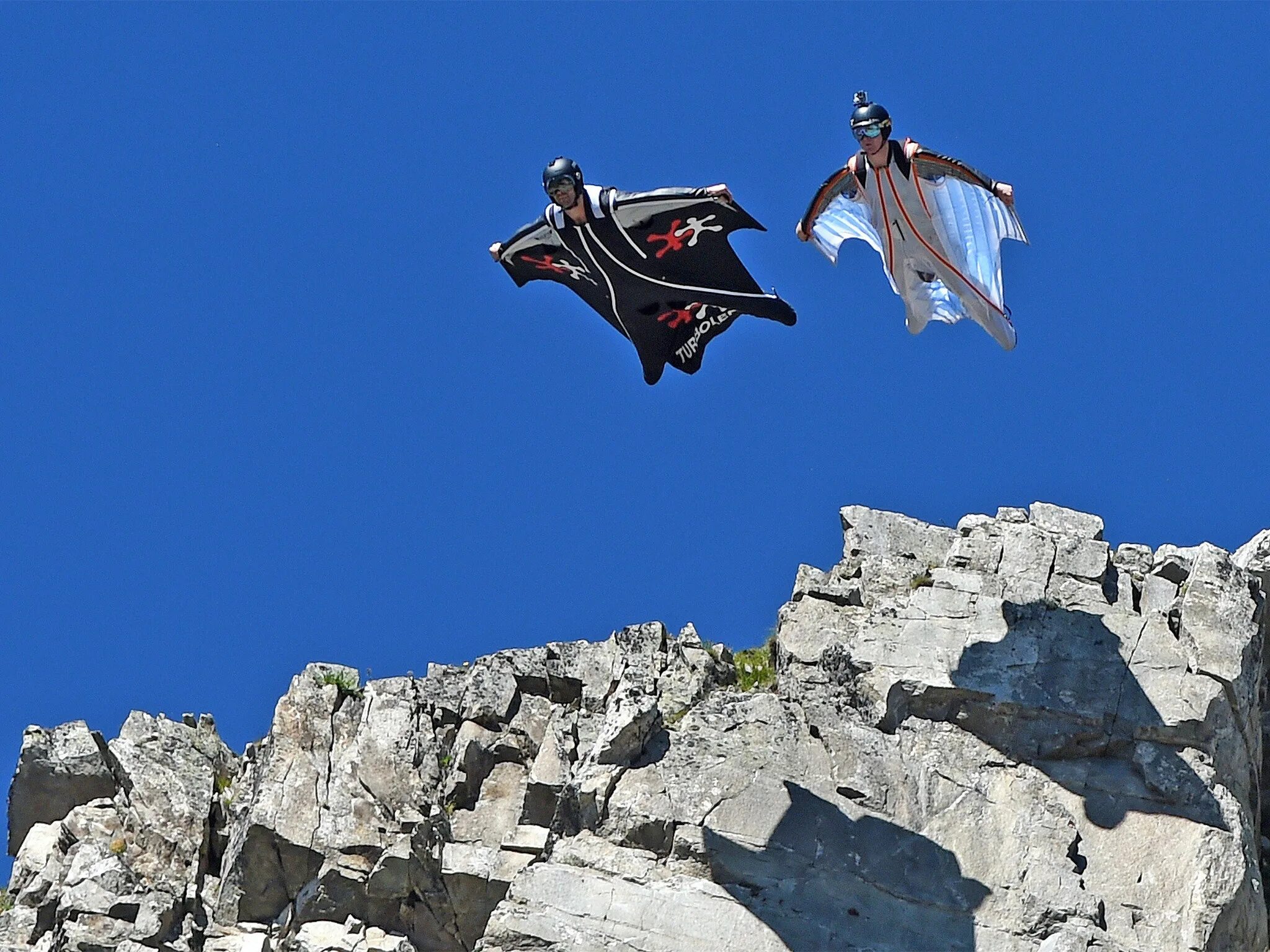 Wingsuit fly. Вингсьют полет. Вингсьют бейсджампинг. Вингсьют картинки. Бейсджампинг вид экстремального туризма.