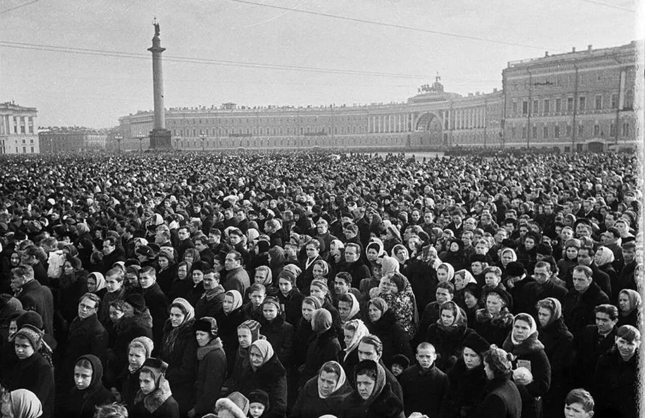 Давка на похоронах сталина сколько. Похороны Сталина 1953. 1953 Москва похороны Сталина. Давка на похоронах Сталина. Сталин 1953 похороны.