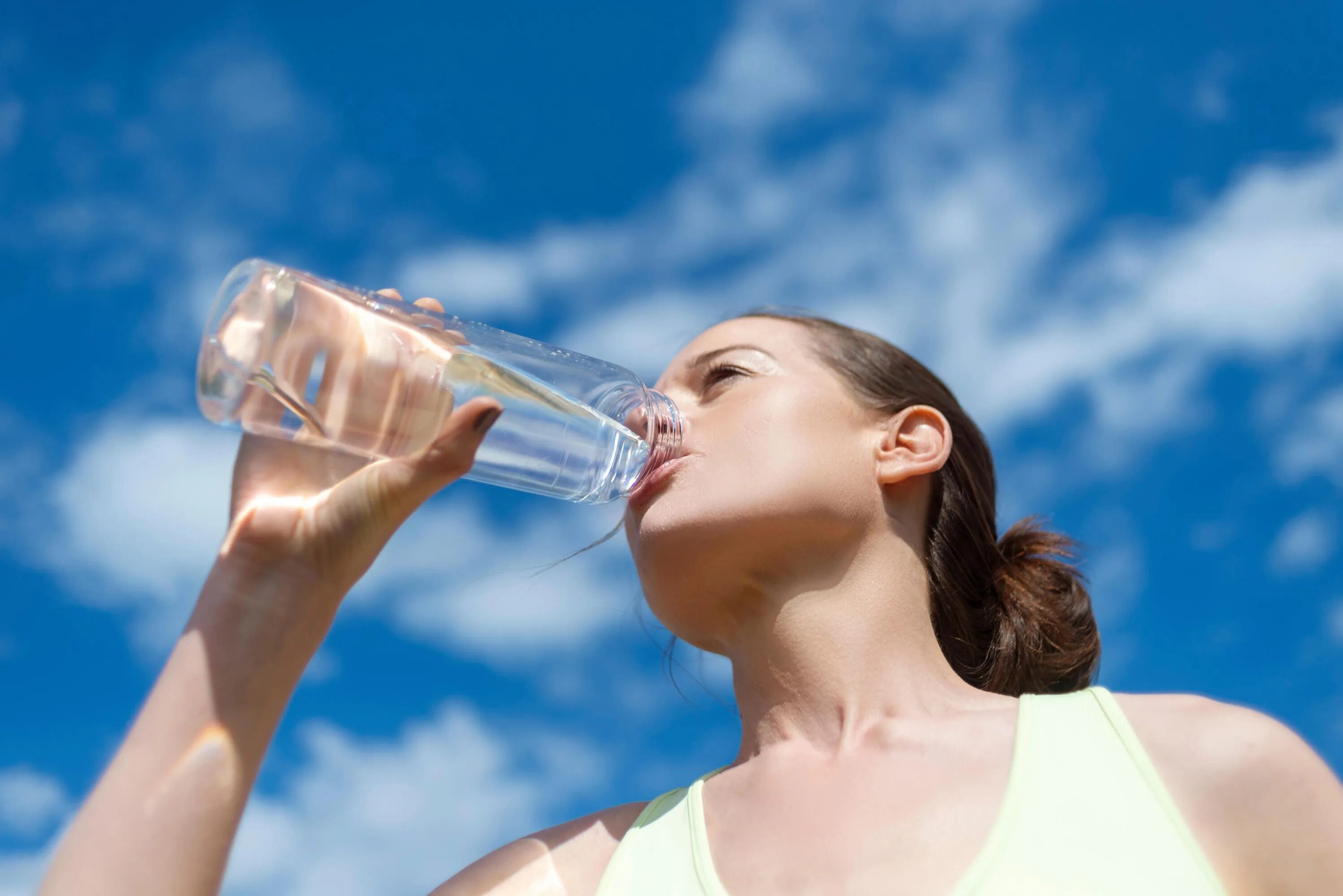 Питьевая вода. Пить воду. Питье воды. Человек пьет воду. Мод на пить воду