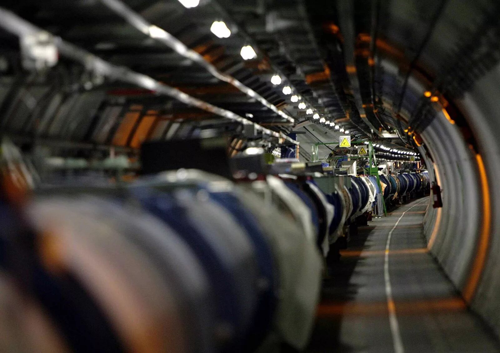 Ускоритель атомных частиц. ЦЕРН коллайдер. Большой адронный коллайдер в CERN. Большой адронный коллайдер в Швейцарии. Адронный коллайдер 2022.
