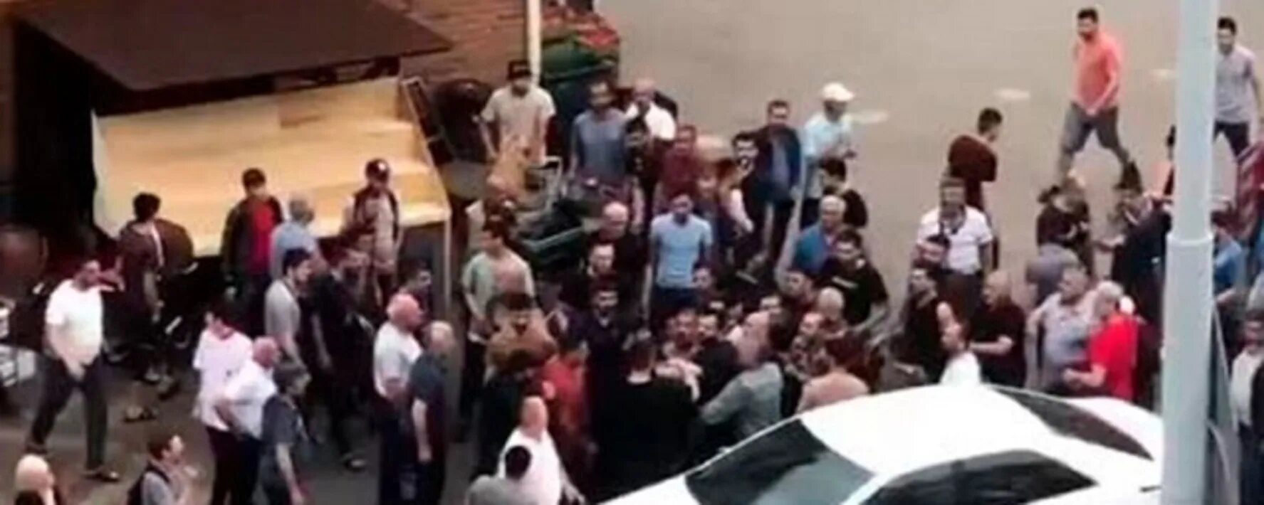 Массовую драку студентов. На производстве произошла драка. Массовая драка в москве 2021. Драка на совещании. На производстве произошла драка.