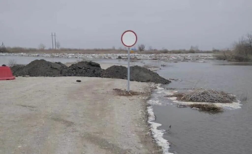 Паводок в акбулаке оренбургской области. Мост через Салмыш в Оренбургской области. Нижнеозерное низководный мост. Паводок в Бузулуке 2023 Оренбургской области. Река Илек Акбулак.